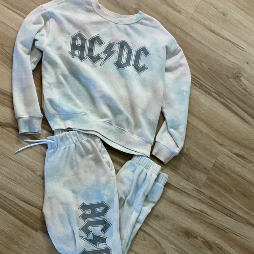 AC/DC SWEAT SHIRT AND CAPRI SWEAT PANTS